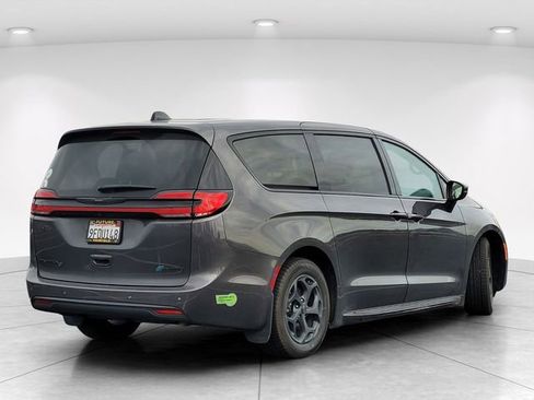 Used 2023 Chrysler Pacifica Touring-L w/ S Appearance Package image 4