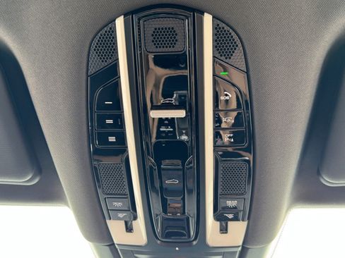 Used 2023 Porsche Cayenne Platinum Edition image 34