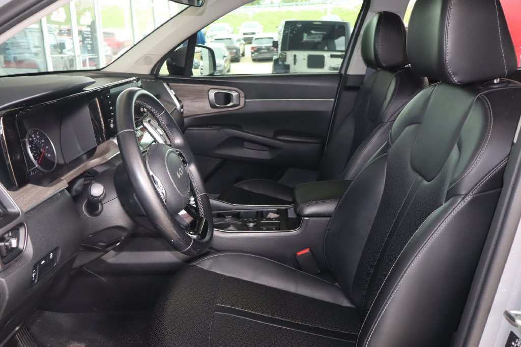 Used 2022 Kia Sorento S w/ Panoramic Sunroof Package AWD/4WD image 15