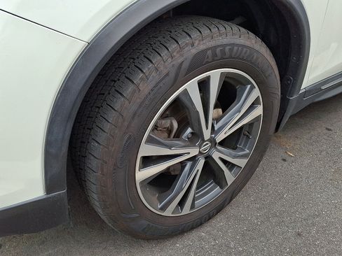 Used 2017 Nissan Rogue SL image 6