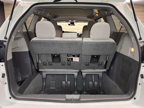 Used 2020 Toyota Sienna L image 17