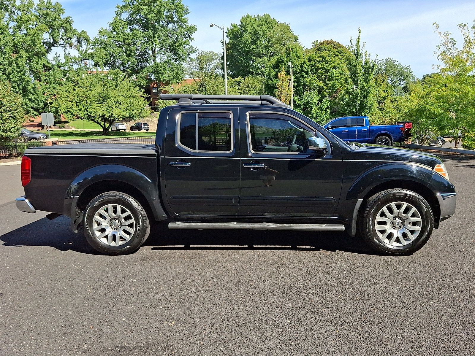 Used 2011 Nissan Frontier SL w/ Moonroof Pkg AWD/4WD image 7