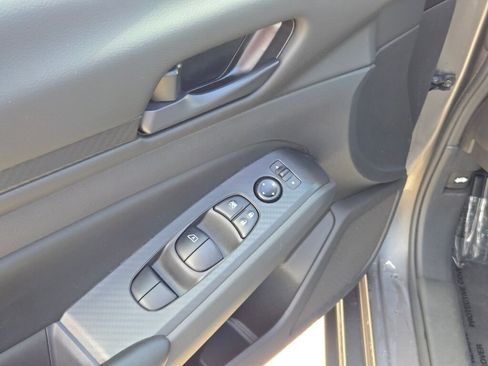 Used 2025 Nissan Altima 2.5 S FWD image 17