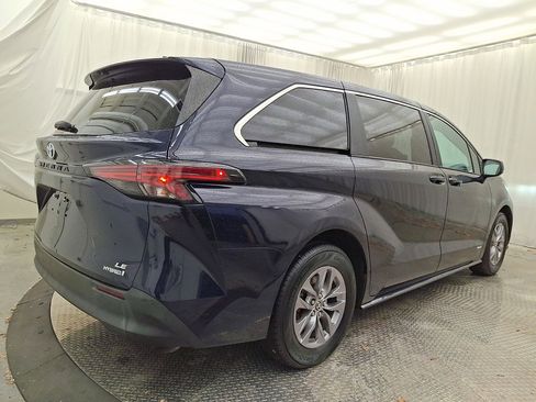 Used 2021 Toyota Sienna LE image 24