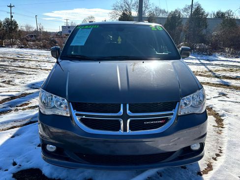 Used 2020 Dodge Grand Caravan SXT image 2