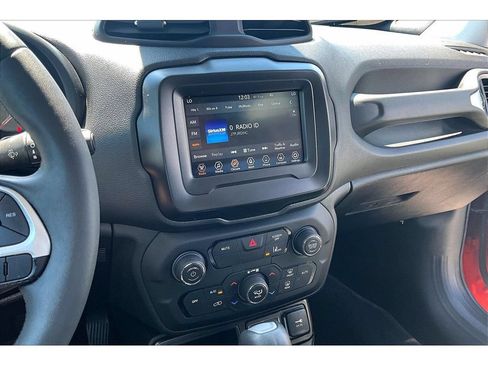 Used 2021 Jeep Renegade Latitude FWD image 9
