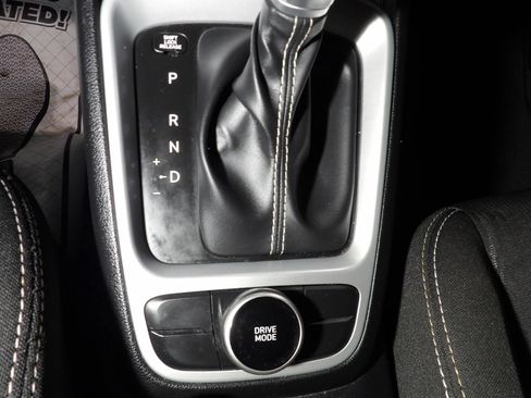 Used 2024 Hyundai Venue SEL FWD image 18