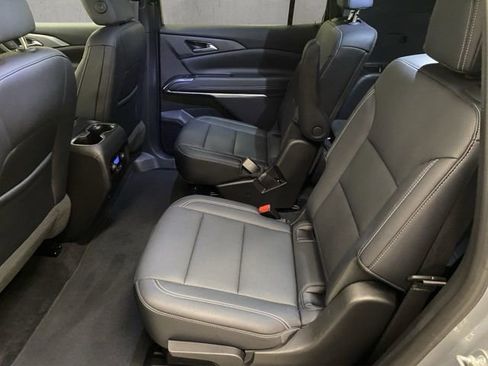 Used 2025 Chevrolet Traverse LT image 24