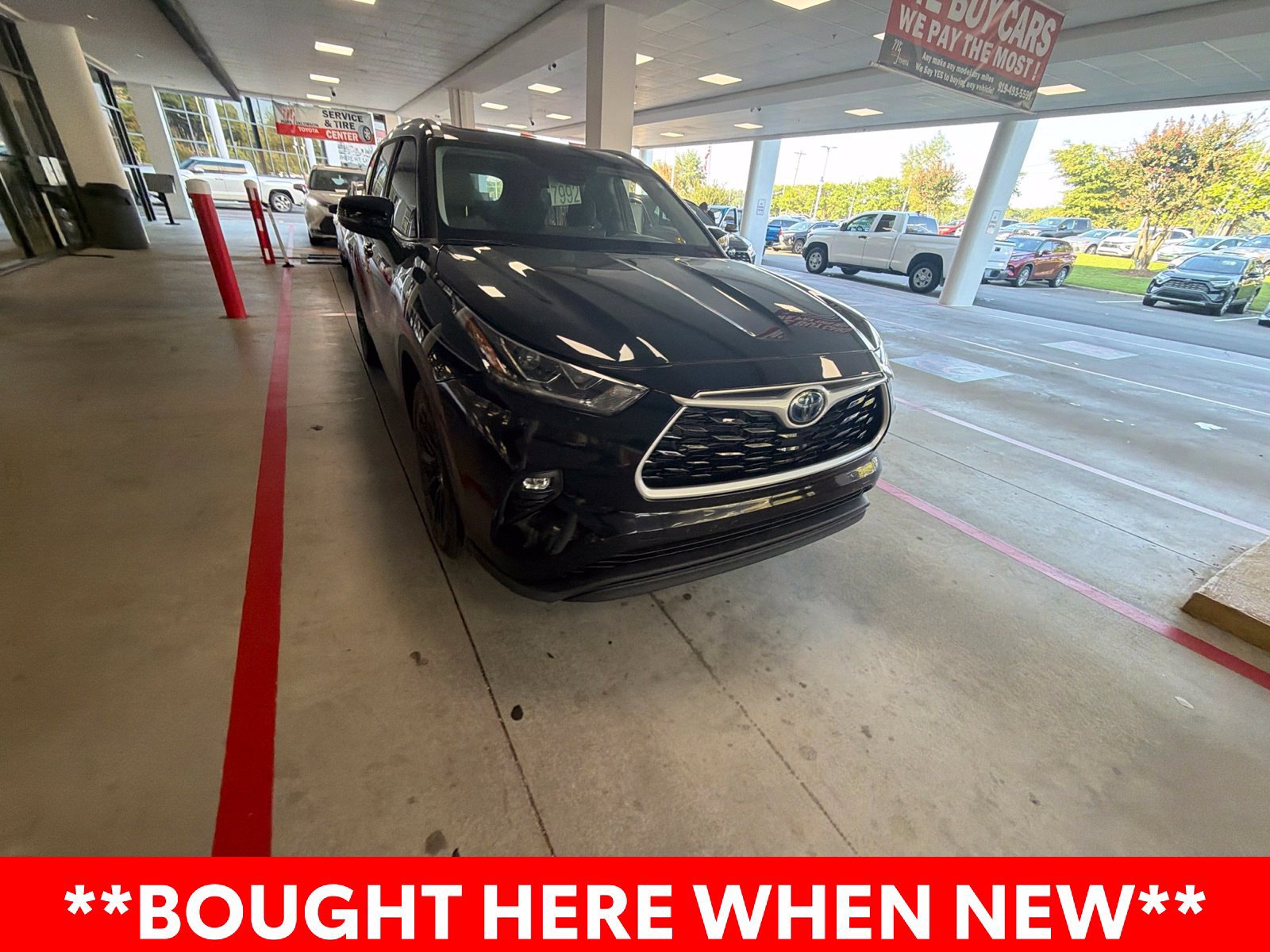 Used 2023 Toyota Highlander Bronze Edition FWD image 3