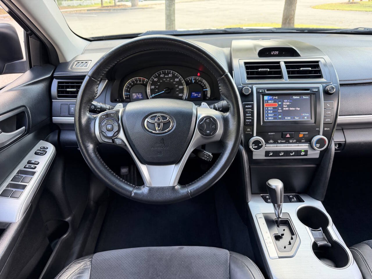Used 2012 Toyota Camry SE w/ Leather Pkg FWD image 16