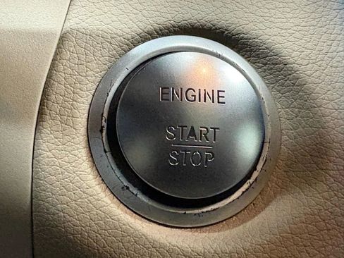 Used 2017 Mercedes-Benz GLC 300 4MATIC image 11