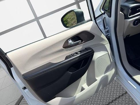 Used 2022 Chrysler Voyager LX FWD image 34