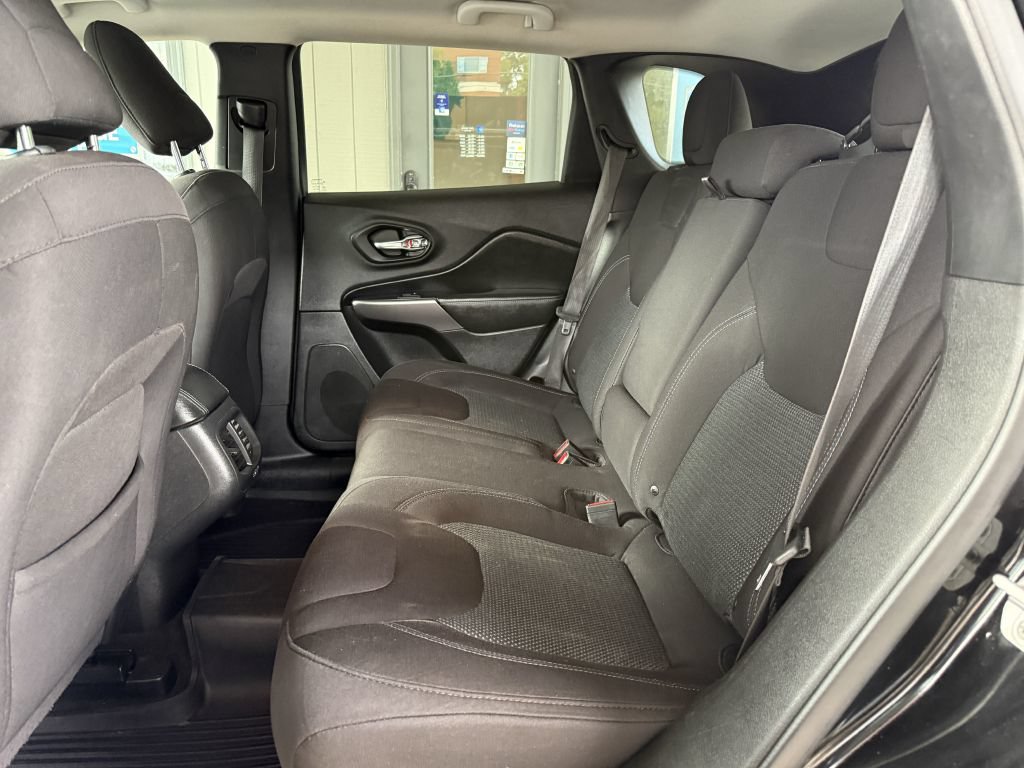 Used 2019 Jeep Cherokee Latitude w/ Popular Appearance Group FWD image 11