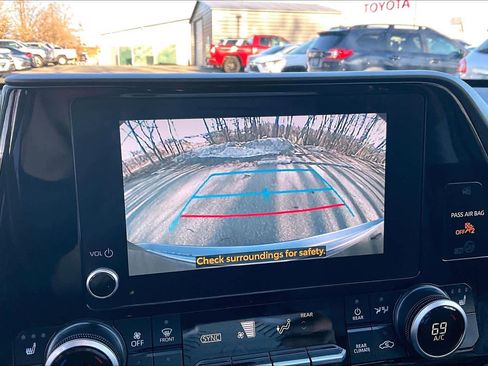 Used 2023 Toyota Highlander XLE image 28