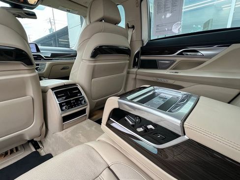 Used 2016 BMW 740i image 19