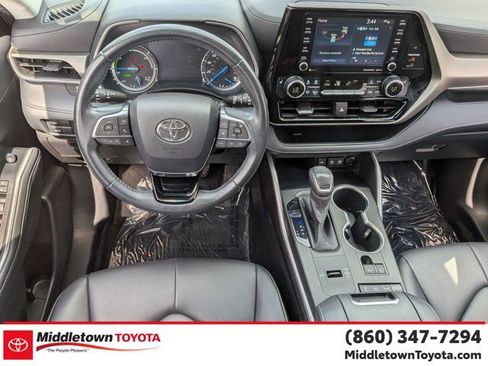 Used 2020 Toyota Highlander XLE AWD/4WD image 32