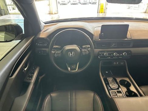 Used 2025 Honda Pilot TrailSport image 2