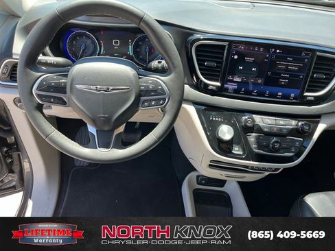 Used 2023 Chrysler Pacifica Touring-L FWD image 8