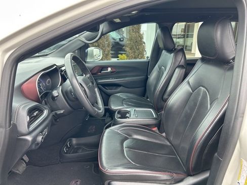Used 2020 Chrysler Pacifica Limited image 17
