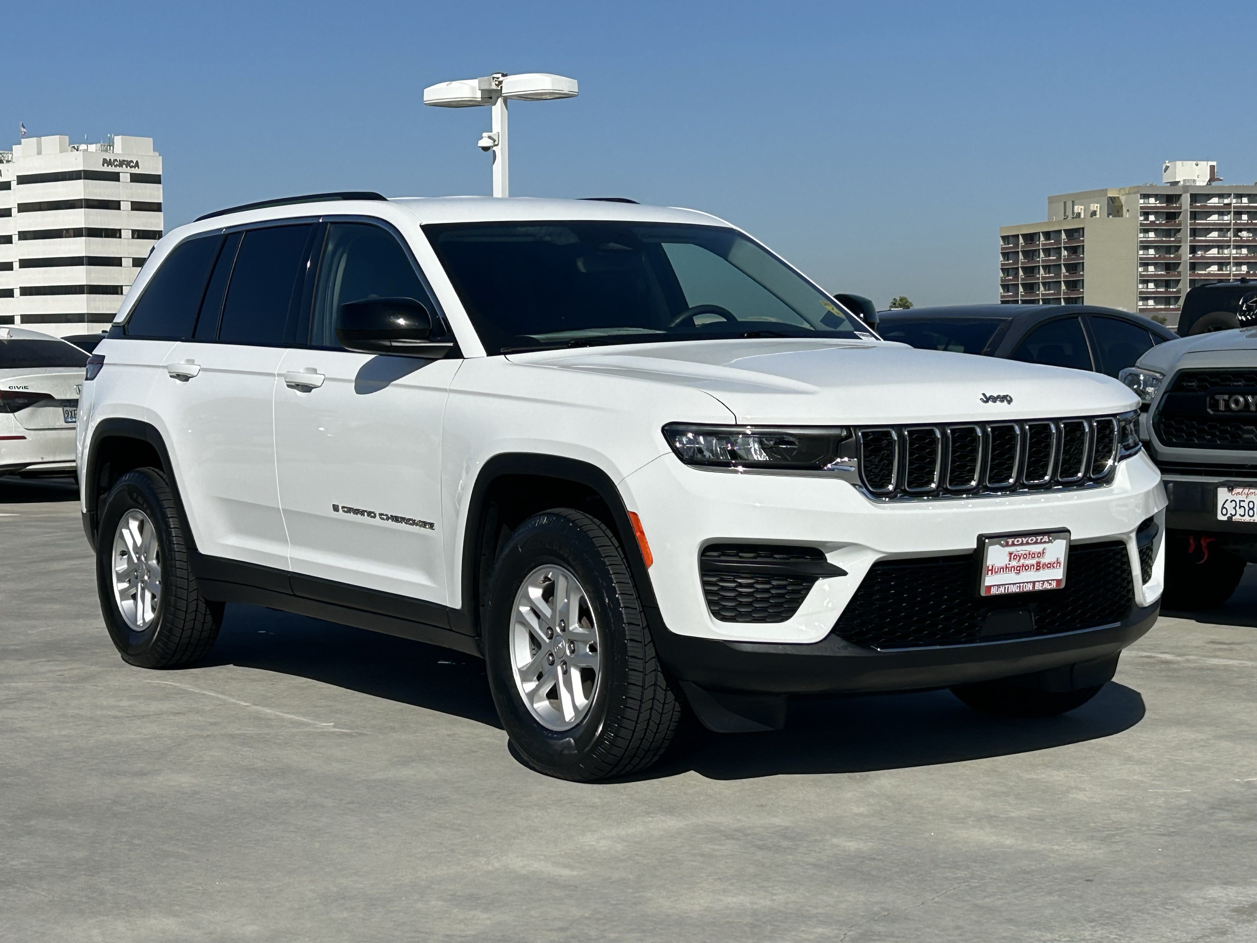 Used 2023 Jeep Grand Cherokee Laredo RWD image 2
