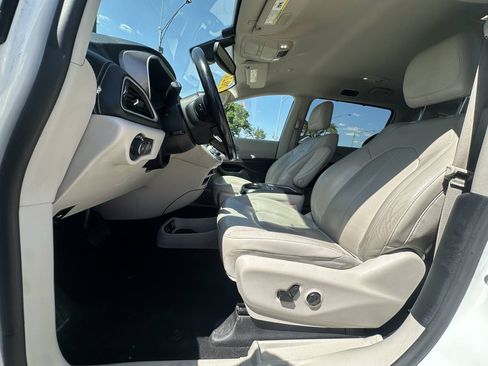 Used 2021 Chrysler Pacifica Touring-L FWD image 11