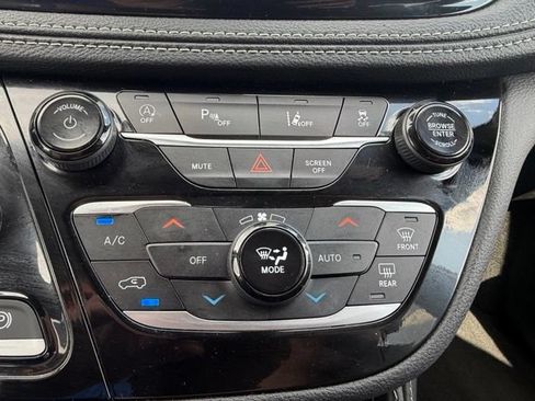 Used 2025 Chrysler Pacifica Limited FWD image 28