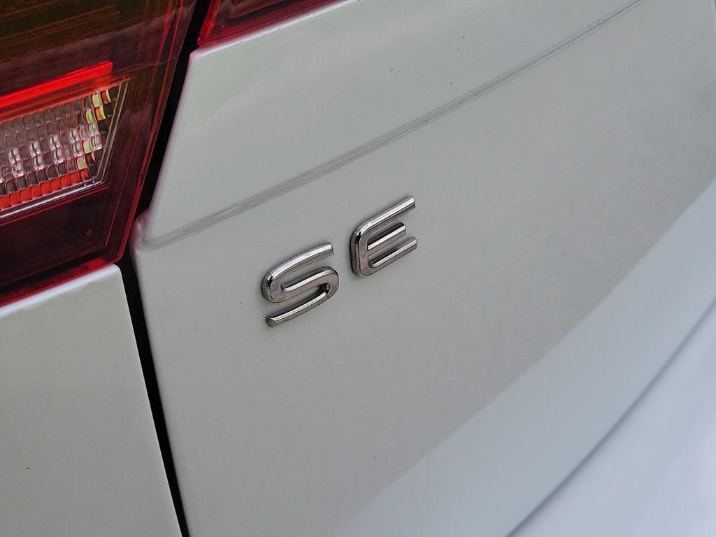Used 2023 Volkswagen Tiguan SE R-Line FWD image 5