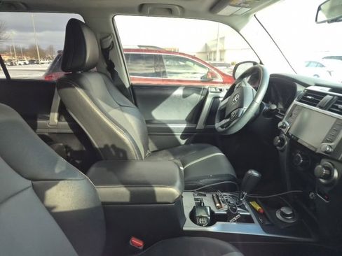 Used 2022 Toyota 4Runner SR5 Premium image 4