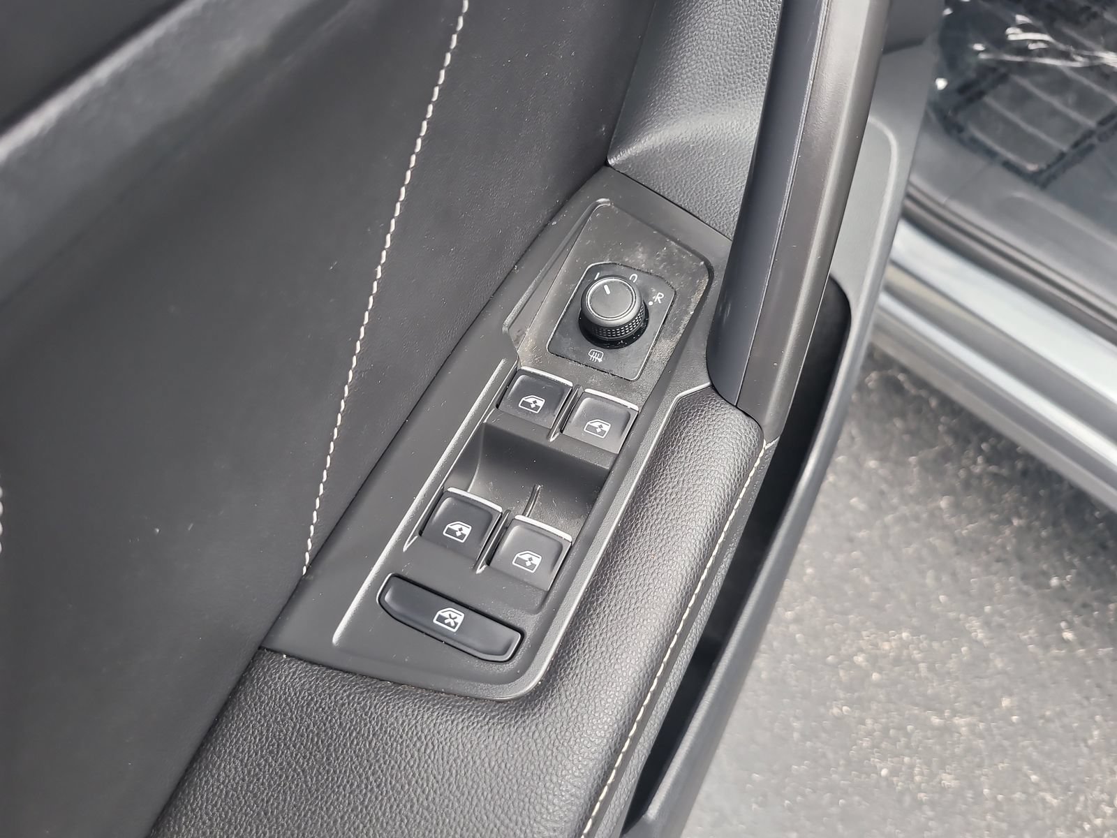 Used 2022 Volkswagen Tiguan SE w/ Panoramic Sunroof Package FWD image 15