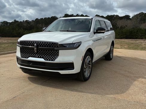 New 2025 Lincoln Navigator L Reserve image 31