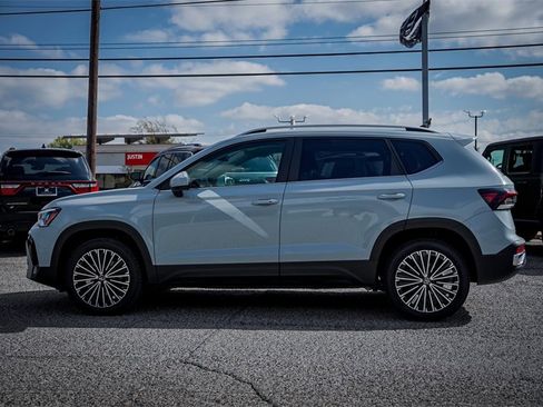 New 2026 Volkswagen Taos SE image 6