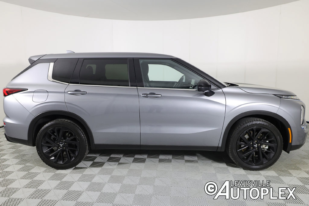 Used 2024 Mitsubishi Outlander SE Black Edition FWD image 4