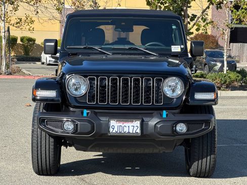 Used 2024 Jeep Wrangler Unlimited image 9