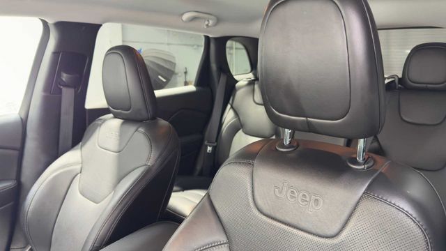 Used 2021 Jeep Cherokee Latitude Lux w/ Comfort/Convenience Group FWD image 24