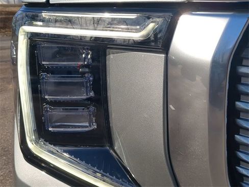 Used 2024 GMC Yukon Denali w/ Advanced Technology Package image 9