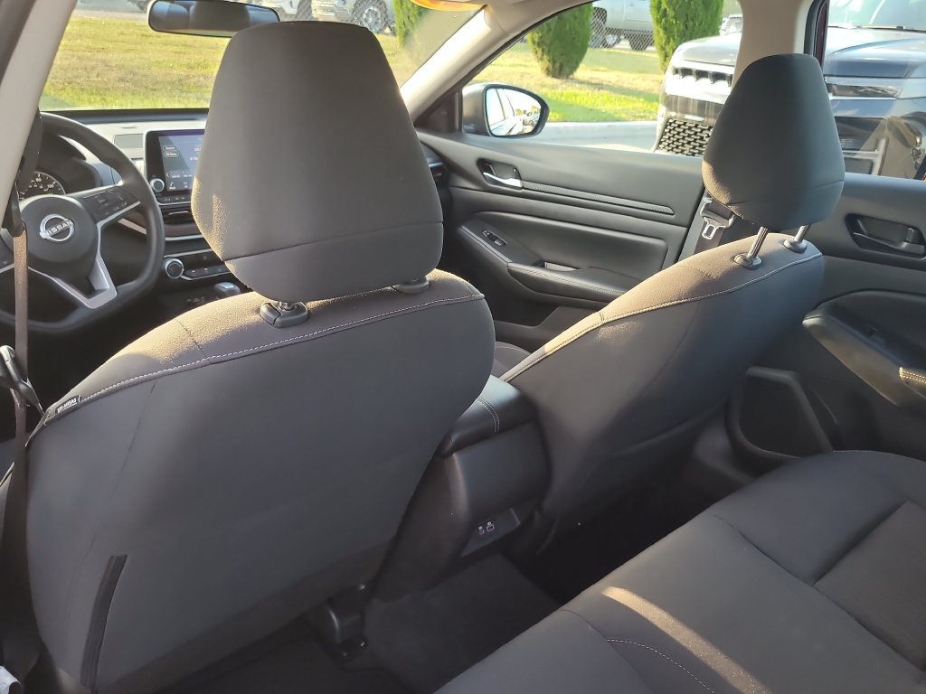 Used 2025 Nissan Altima 2.5 SV FWD image 11