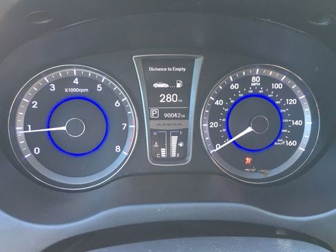 Used 2013 Hyundai Azera w/ Technology Pkg FWD image 2