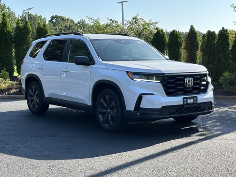 Used 2025 Honda Pilot Sport image 2