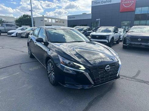 Used 2024 Nissan Altima 2.5 SV AWD/4WD image 3