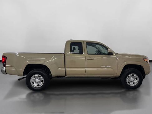 Used 2018 Toyota Tacoma SR5 AWD/4WD image 11