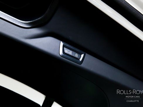 Used 2025 Rolls-Royce Cullinan Black Badge image 26