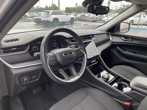 Used 2023 Jeep Grand Cherokee L Laredo image 11