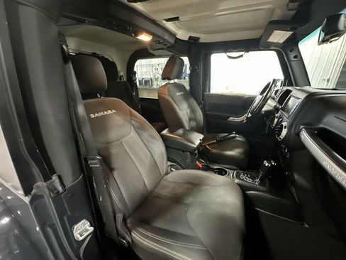Used 2018 Jeep Wrangler Sahara w/ Connectivity Group AWD/4WD image 32