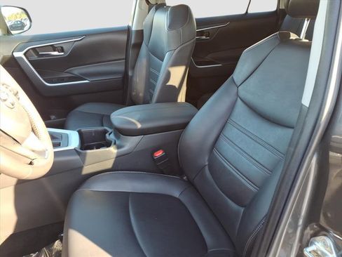 Used 2022 Toyota RAV4 XLE Premium image 38