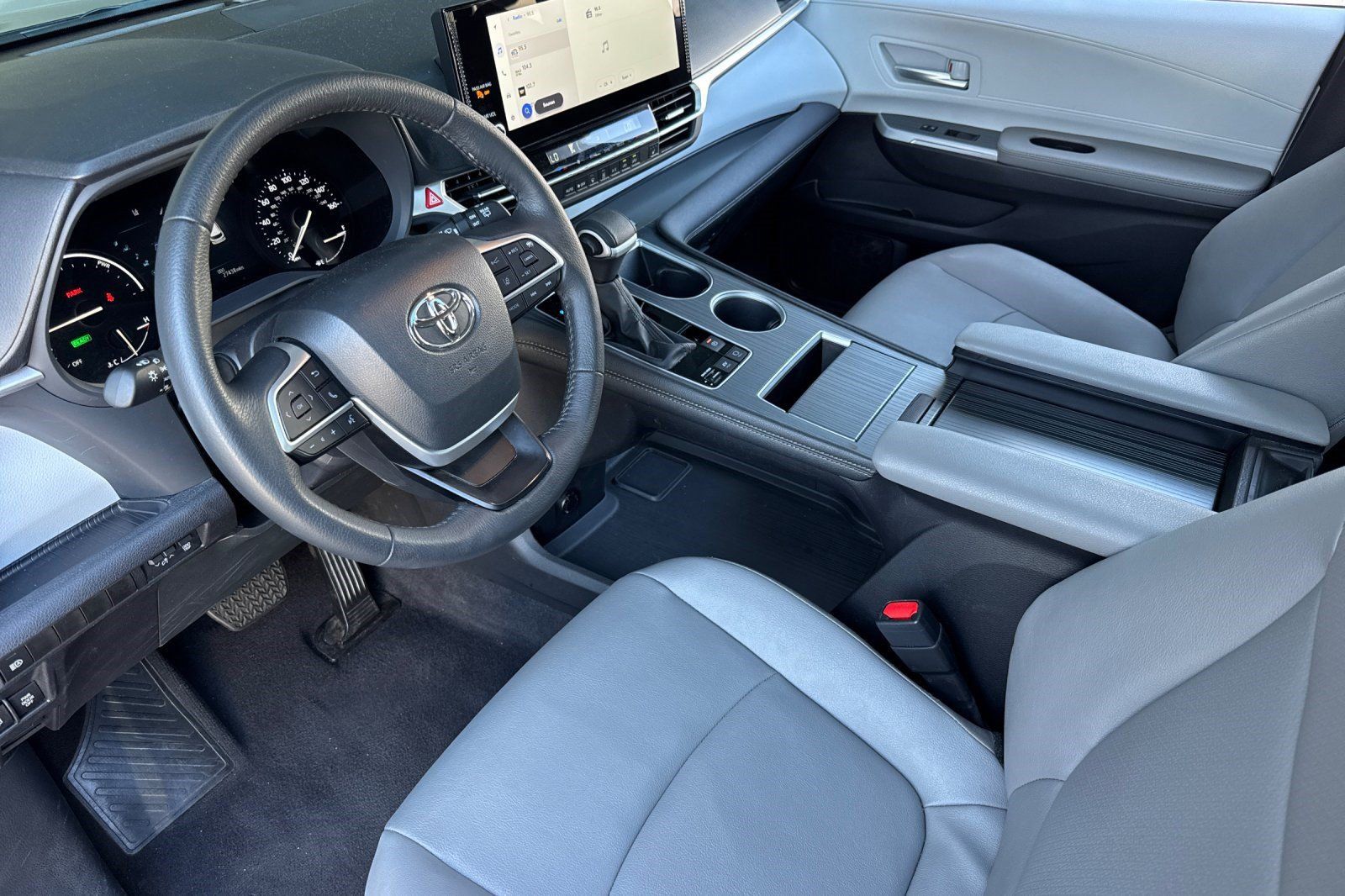 Used 2026 Toyota Sienna XLE FWD image 4