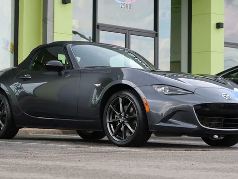 Used 2017 MAZDA MX-5 Miata Club image 6