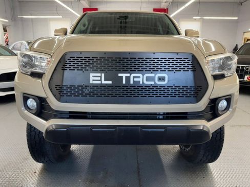 Used 2017 Toyota Tacoma SR5 w/ Tow Package AWD/4WD image 3