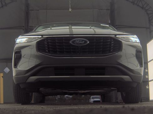 Used 2023 Ford Escape Active w/ Tech Pack #2 AWD/4WD image 3