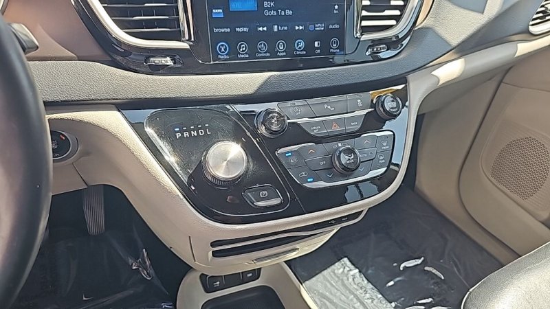 Used 2017 Chrysler Pacifica Touring-L w/ Tire & Wheel Group FWD image 18