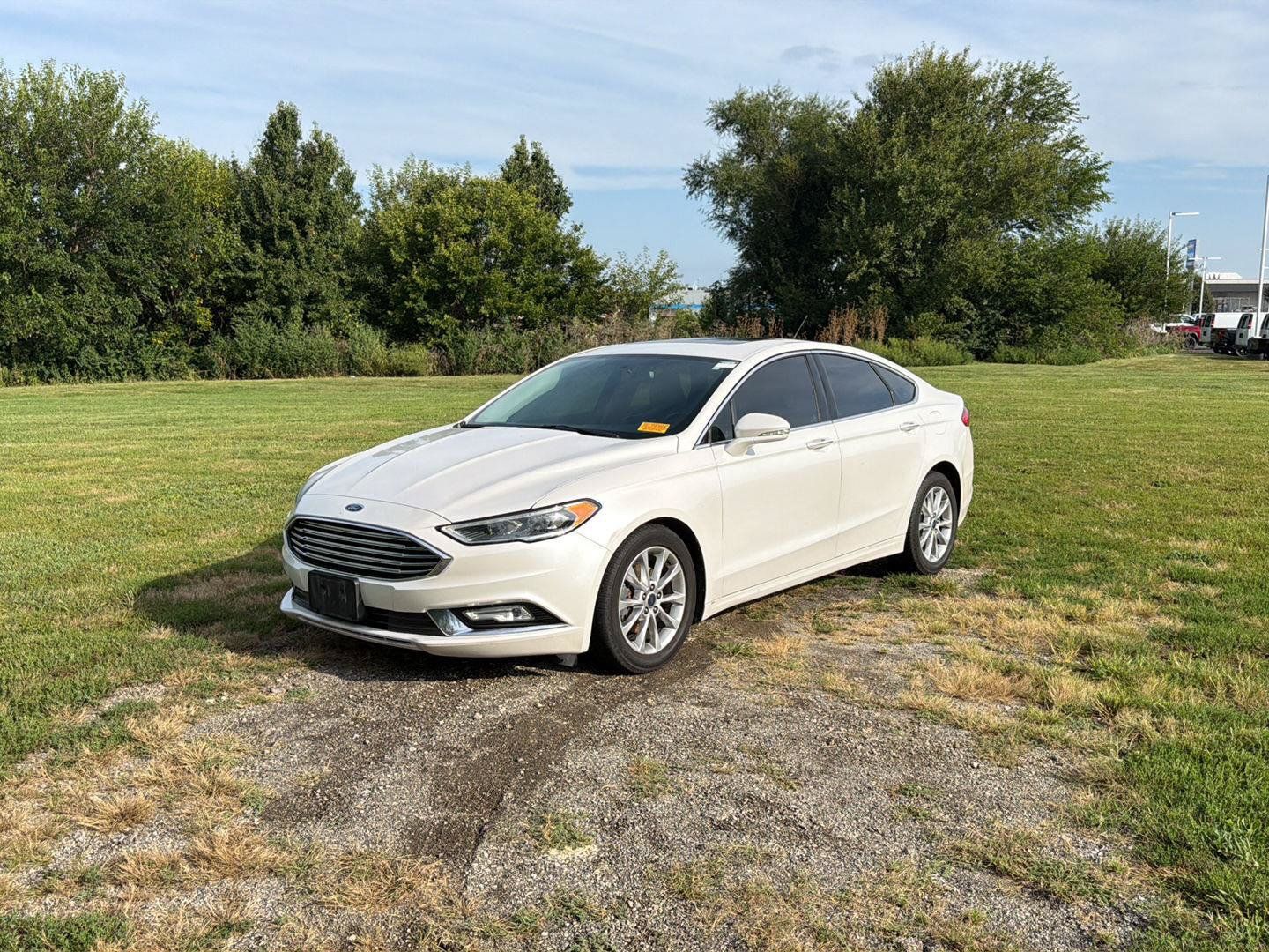 Used 2017 Ford Fusion SE FWD image 2